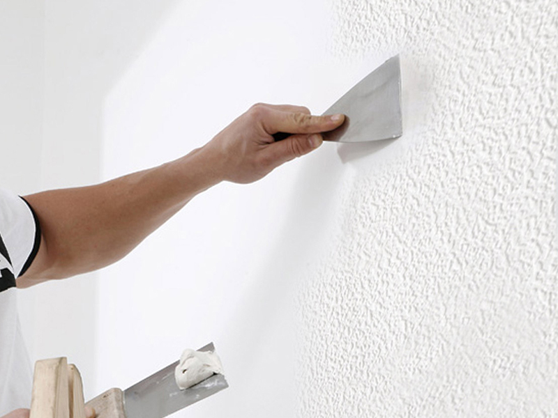 Quitar gotelé en Dos Hermanas Pintor quitando gotelé de una pared